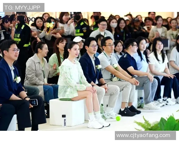 足球明星背包时尚搭配精选图片展示让你领略运动与潮流的完美结合 足球明星背包时尚搭配精选图片展示让你领略运动与潮流的完美结合